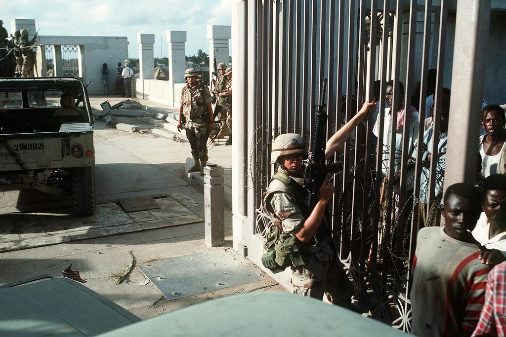 1992年，一名美国海军陆战队哨兵关上索马里联合特遣部队总部的大门，此时正值索马