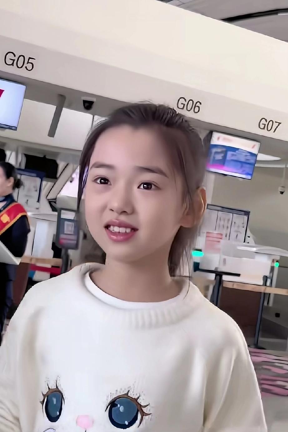 董璇的女儿小酒窝长的太可爱了，她完美的吸收爸爸妈妈的优点，最近的出镜率也挺高的，