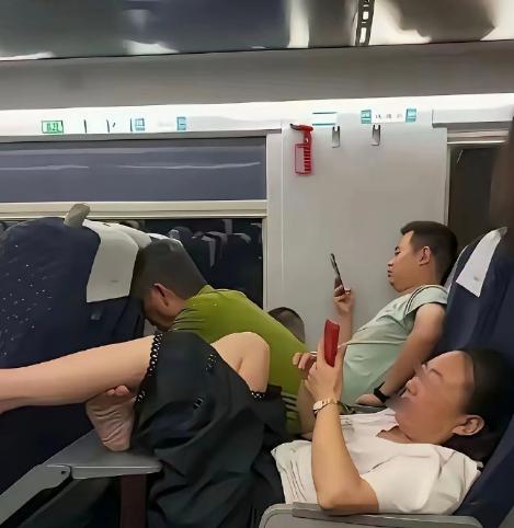 坐车的时候，看到有人把腿放在餐桌之上，遇见这种情况是应该忽视还是劝阻呢？

现在