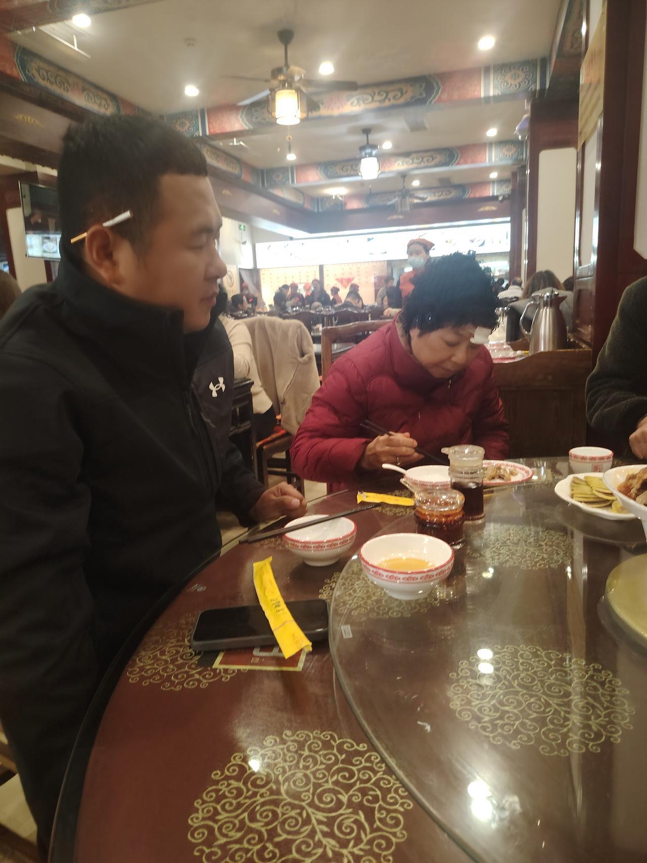 3月初，家来贵客，我们前往郑州老三样之一的经一路葛记焖饼店用餐。

      