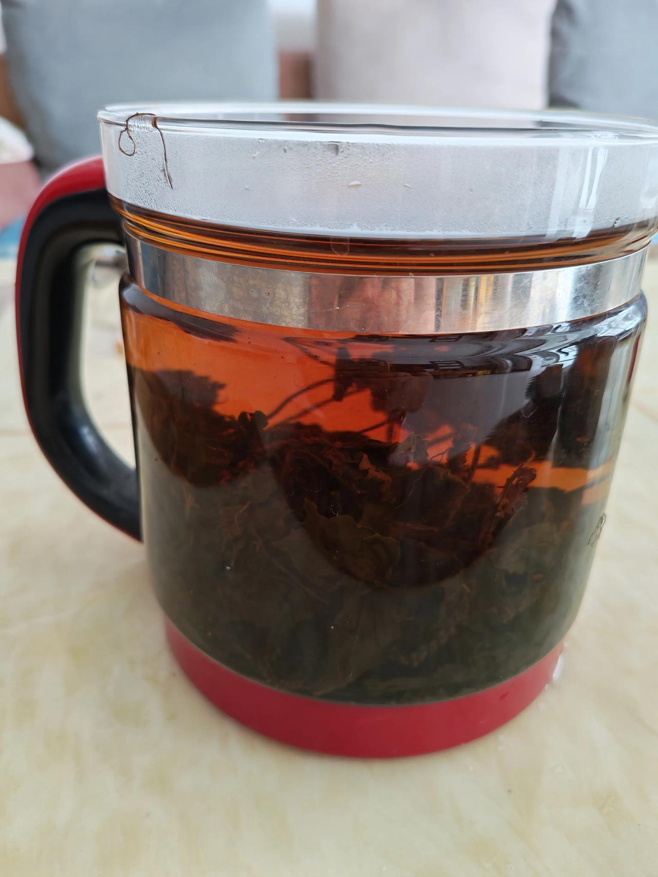 一壶清润养生凉茶，消解夏日燥热
 
色泽上茶汤通透呈温润琥珀红，澄澈透亮，茶叶在