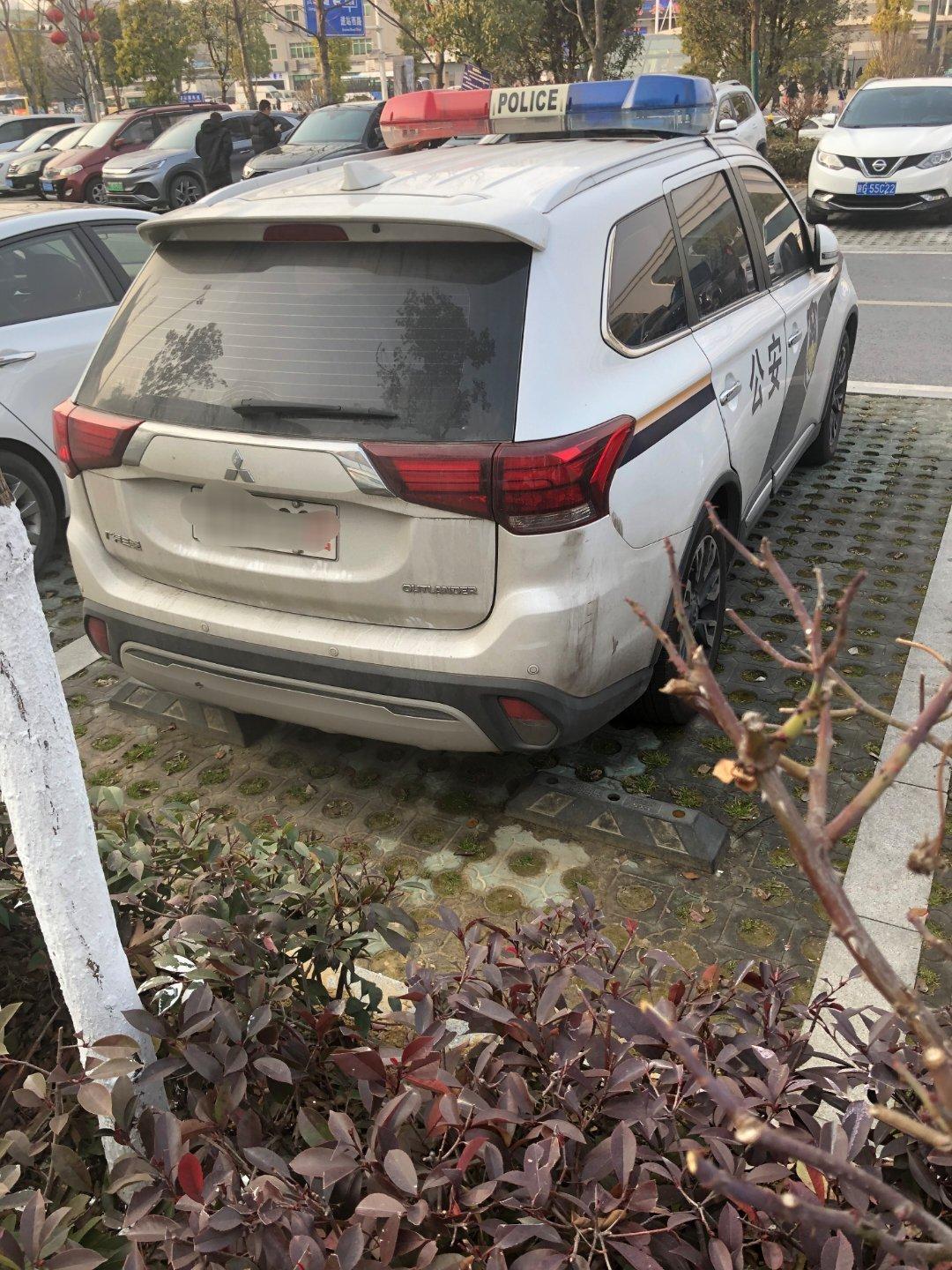 警车 三菱欧蓝德 安康