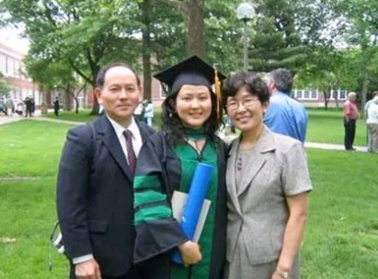 2014年，上海底层男人丁尚彪，在日本打了15年的黑工，把女儿培养成了美国妇产科