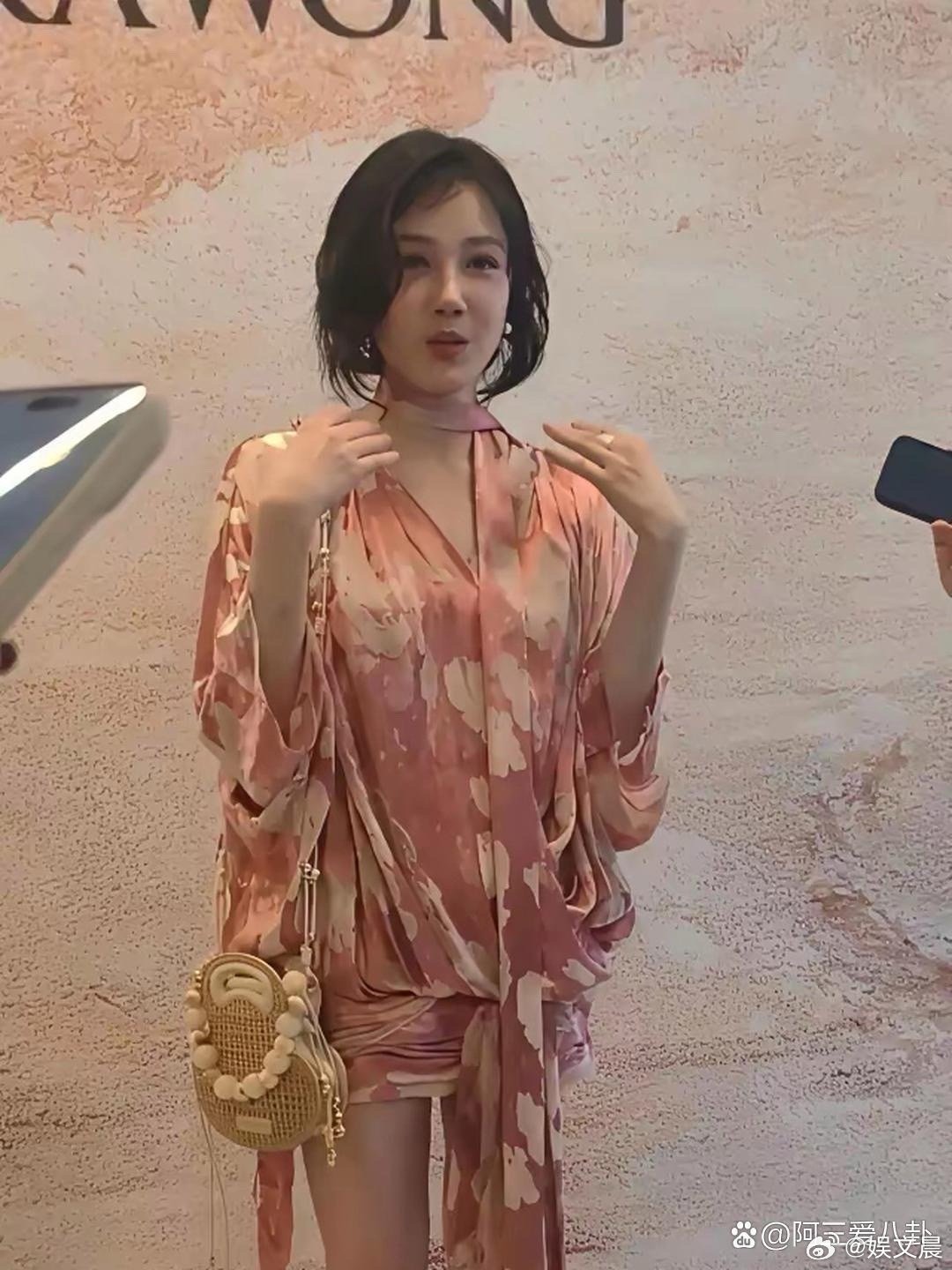 陈小纭的腿型也太绝了，大腿小腿粗细近乎一致，纤细匀称到让人惊叹～ 