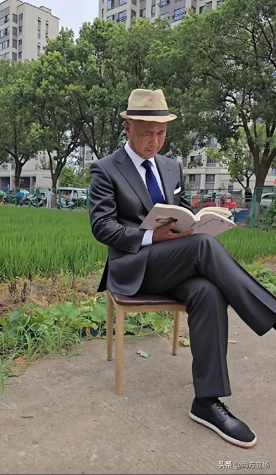 说起流浪大师”沈巍，网上有人说他是百年难遇的“大才、真才、奇才、怪才”，以前我觉