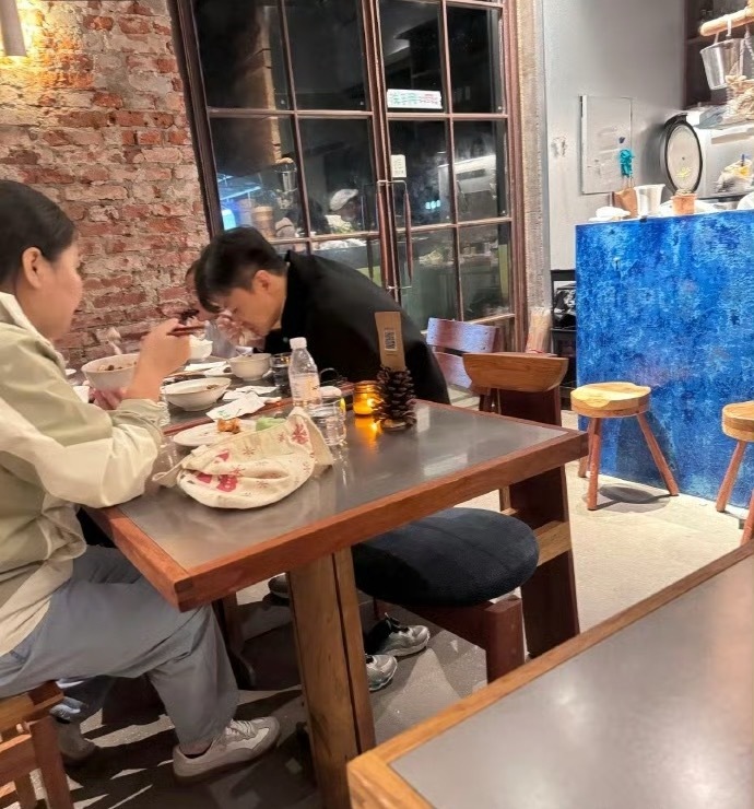 周一围和两个孩子吃饭 周一围带两个孩子吃饭，女儿戴着眼镜儿子也罕见出镜～ ​​​