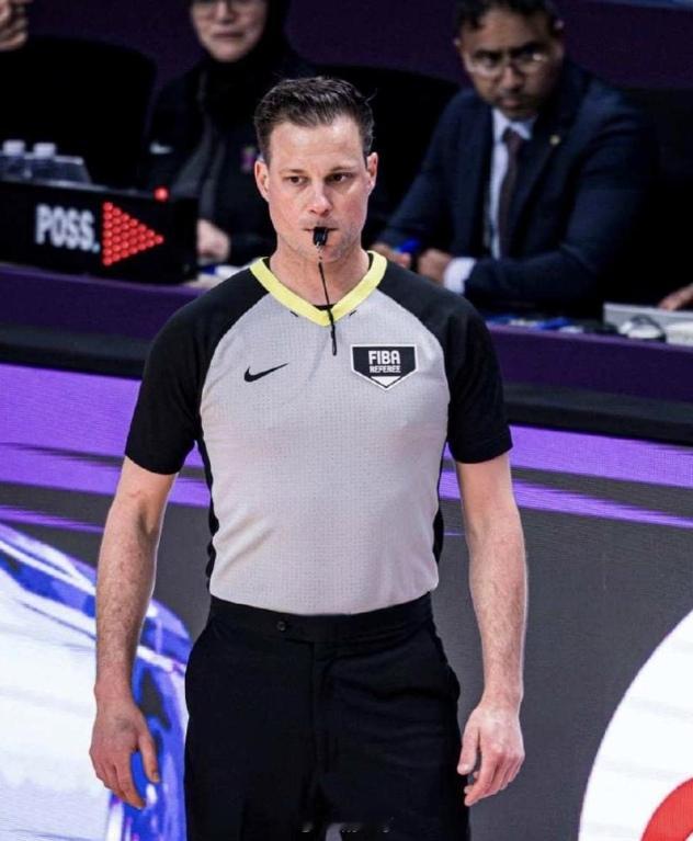 CBA 这场中日男篮，被裁判黑得太离谱！应该投诉他！以后还是少骂CBA裁判了，看