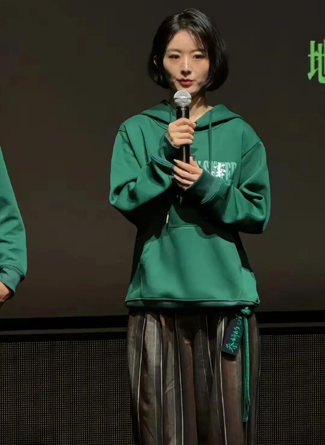 赵丽颖穿这套衣服出席活动，
又老，又土，老了30岁不止。
大家说是不是啊❓
#感