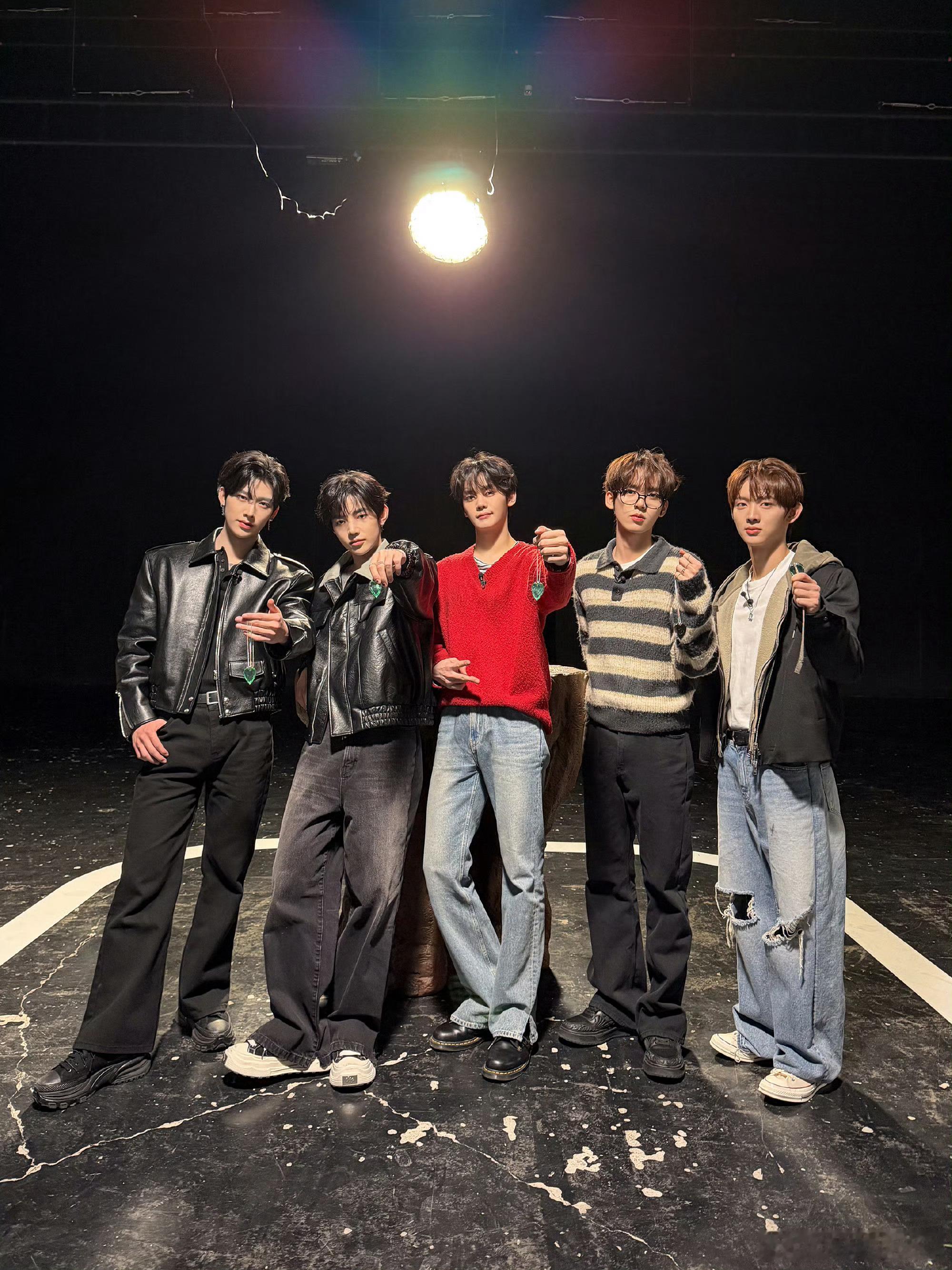 这张图沙溢思，这个团章昊不是C位吗？不会是轮c吧