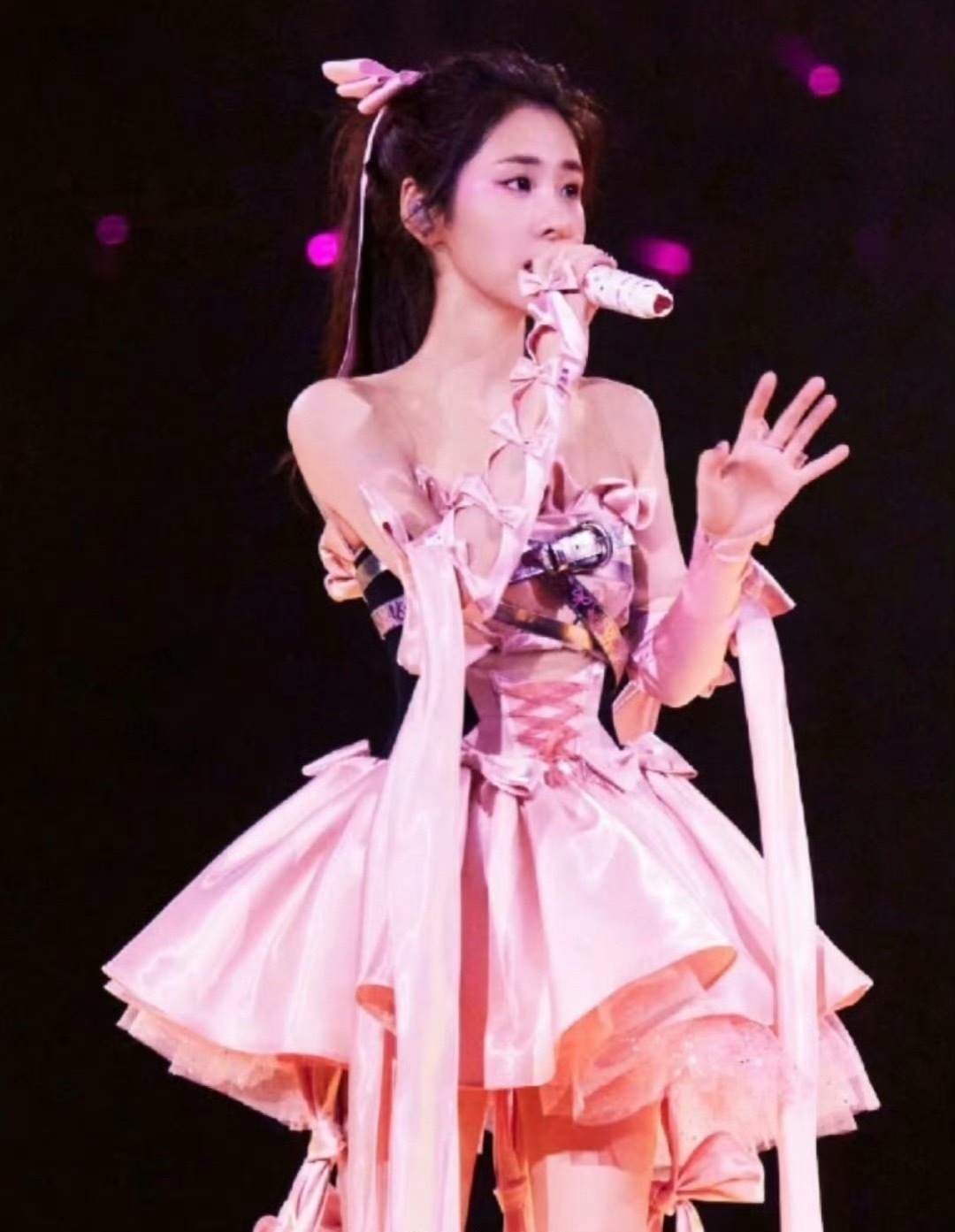 张碧晨这套衣服 不仔细看真以为腰被p没了 