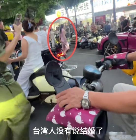 广西南宁，一个粉衣女子当街拦车，崩溃大哭。 她跟了九年的“男友”，被她撞见跟别的