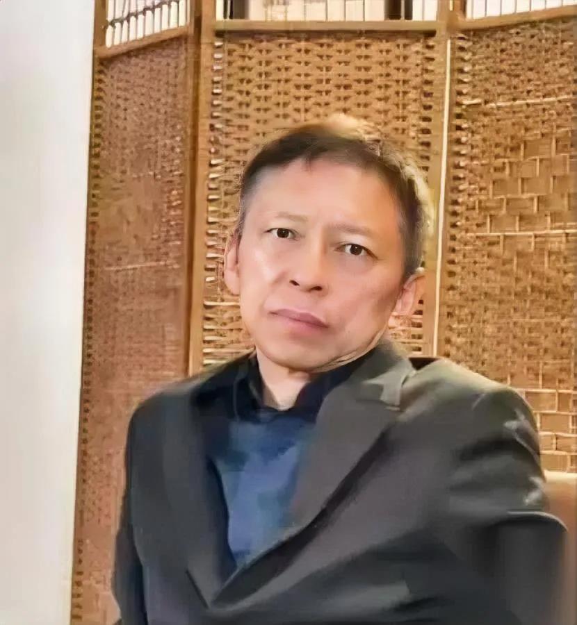 刷到张朝阳的话，我突然骂自己笨。

他说要是一无所有回到年轻，绝对一头扎进自媒体