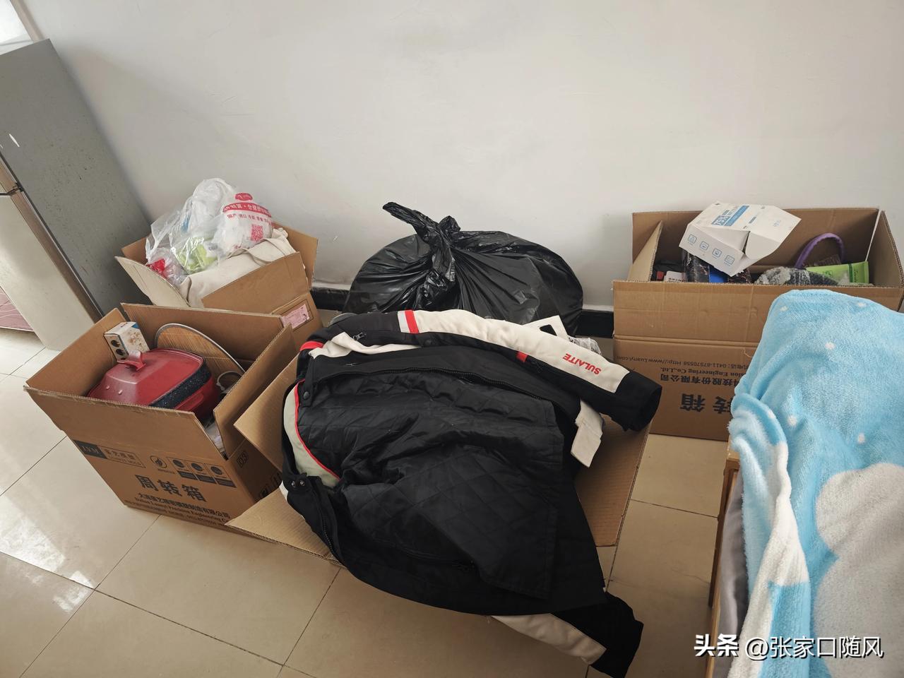 搬一次家得有多麻烦？谁能想到一直忙到现在才吃饭啊！浑身都散架了。

找的房子还算