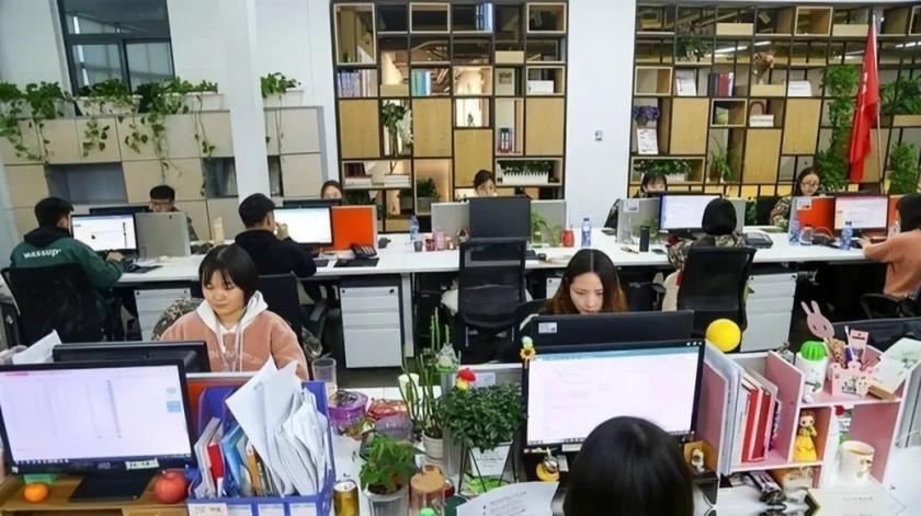 全面双休要是真落地，中国人迎来的不是“每周多休一天”这么简单，而是三件事同时变天