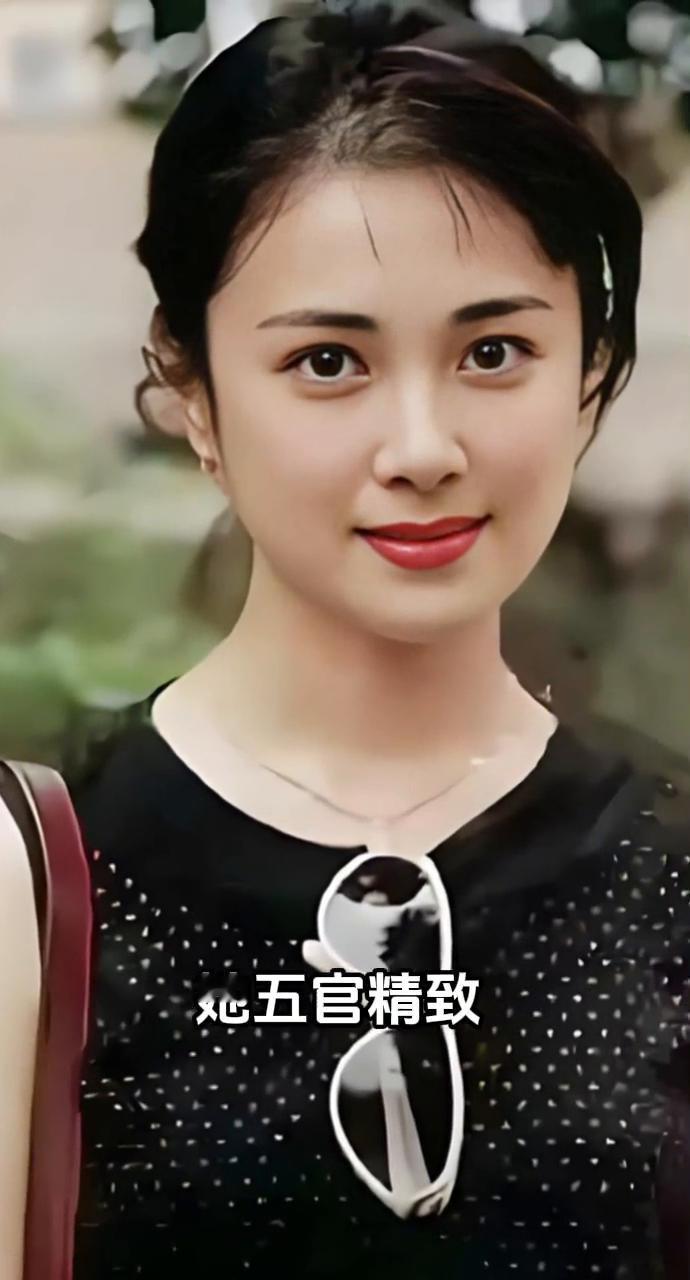 八十年代的傅艺伟美得毫无争议，那时无美颜、无滤镜，她五官精致，眸光流转似星辰，那