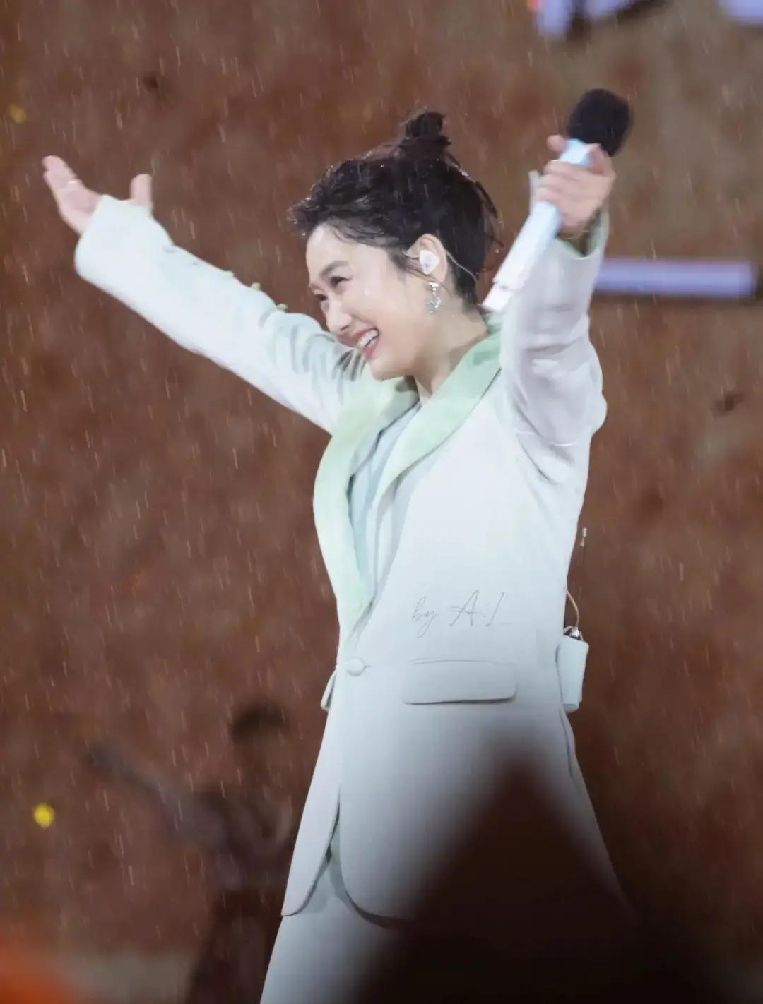 花1380去厦门看杨魏玲花，结果淋了全程雨！这票值吗

凤凰传奇的杨魏玲花去厦门