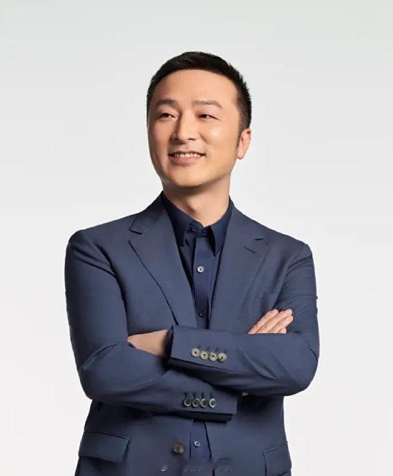 雷军特别助理徐洁云再次兼任公关部总经理。原小米集团公关部总经理王化转岗小米武汉总