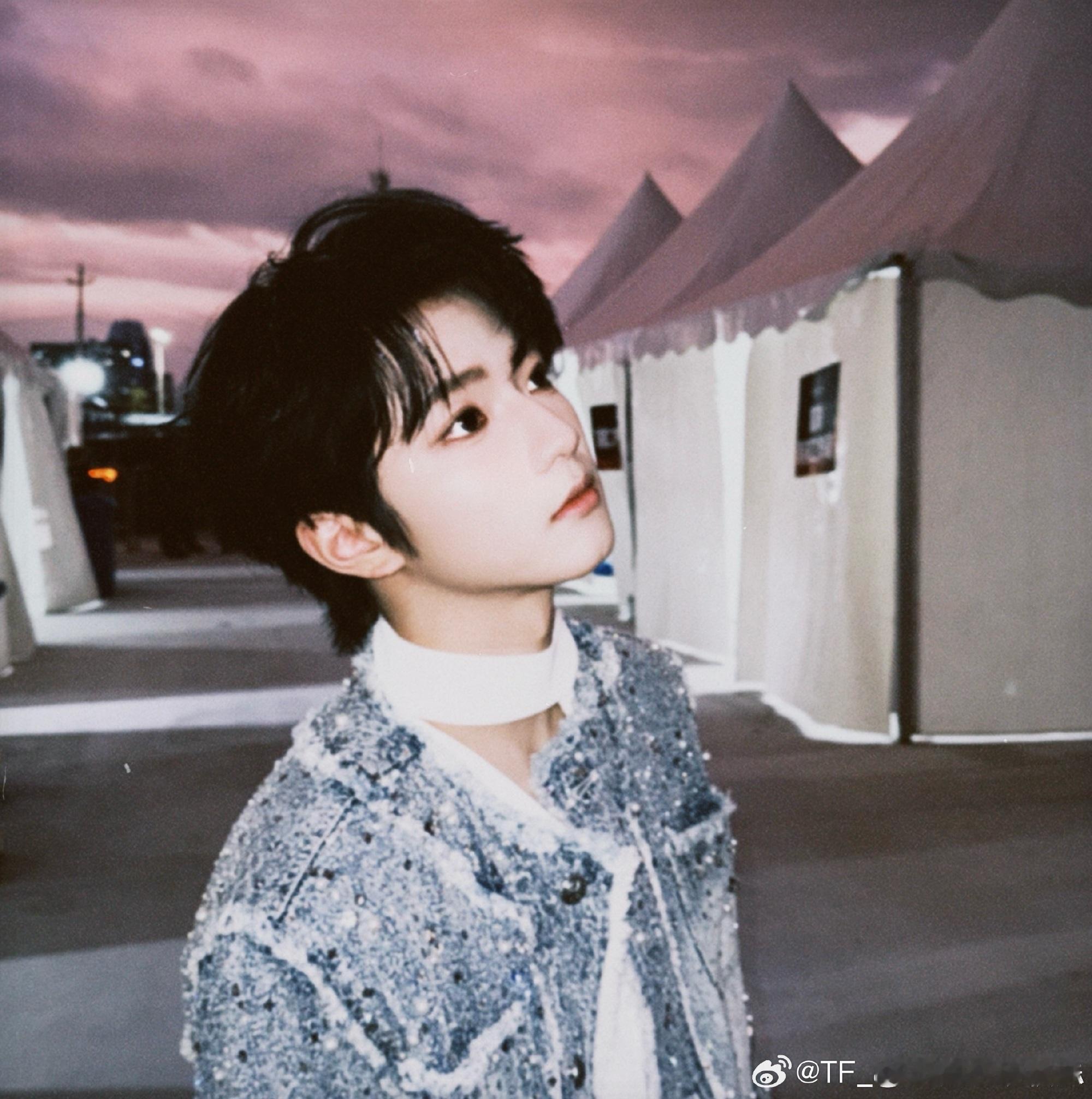 穆祉丞斩哥也斩弟 汪铎真的好宠穆祉丞，之前还夸他身材好，看得出很喜欢这个弟弟了 