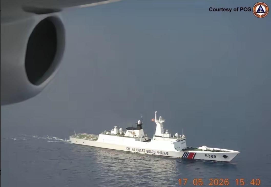 动手了！中国海警抵近中业岛，人员冲上礁，海警船随时戒备

这回咱们海警动真格了。