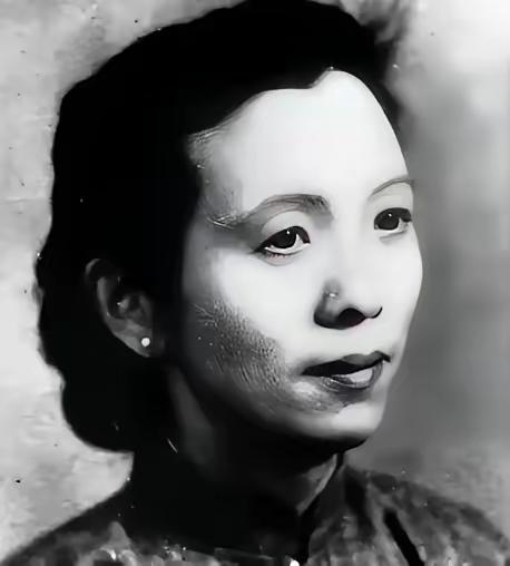 南京解放后，一个阔太太乘坐吉普车来到35军军部，对门口的守卫说：“我是陈修良，请