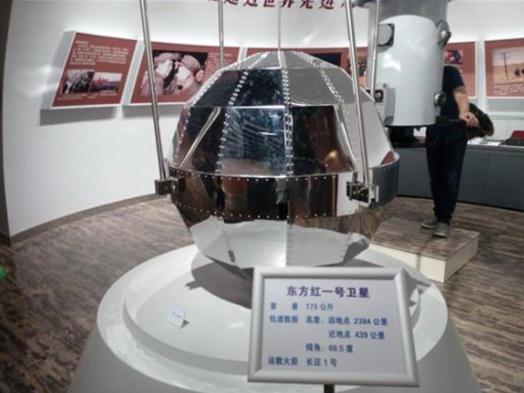 1969年东方红一号严重超重，孙家栋冒死提议拆除像章，周总理一番话点醒所有人：“