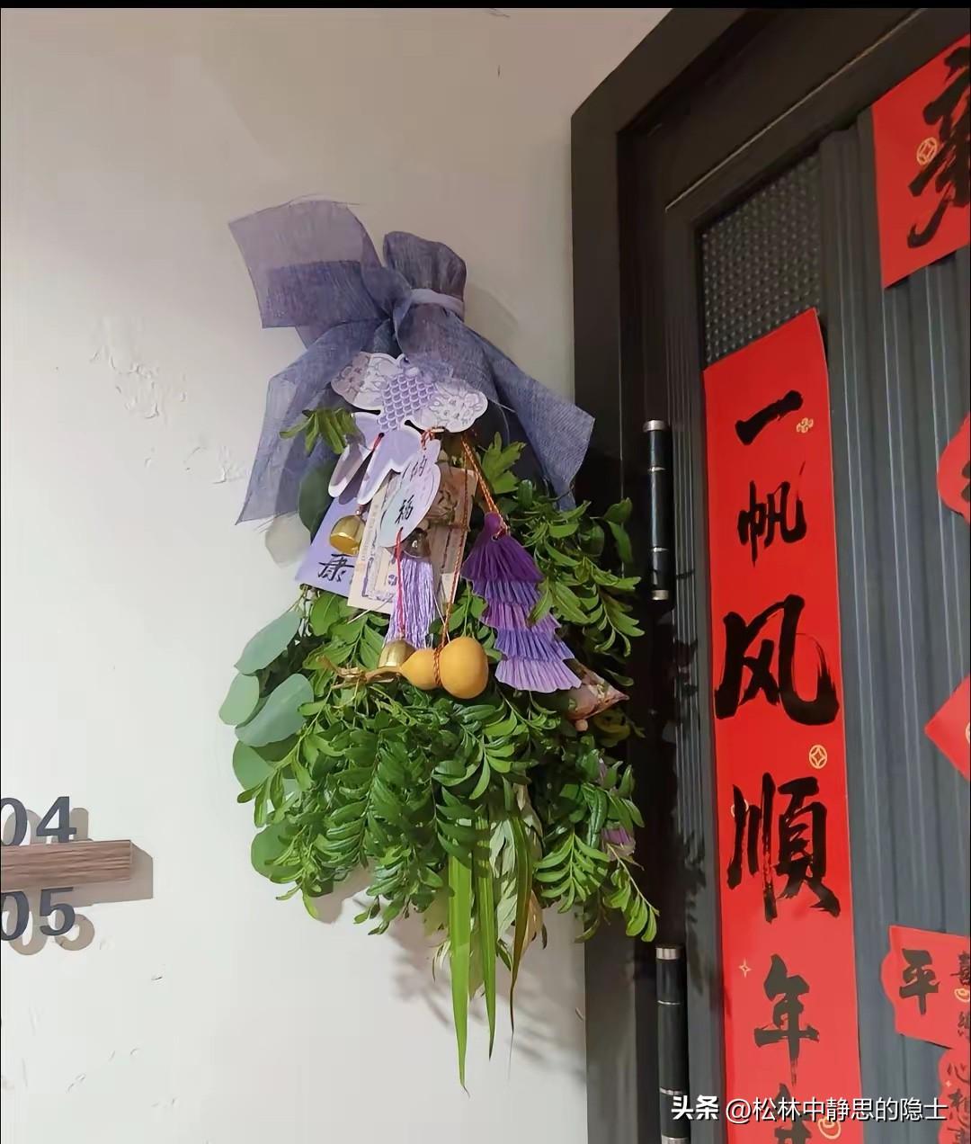 今年的端午节透着说不出的反常。有住户下楼时撞见摆摊卖艾草的老爷子，老人叹着气跟搭