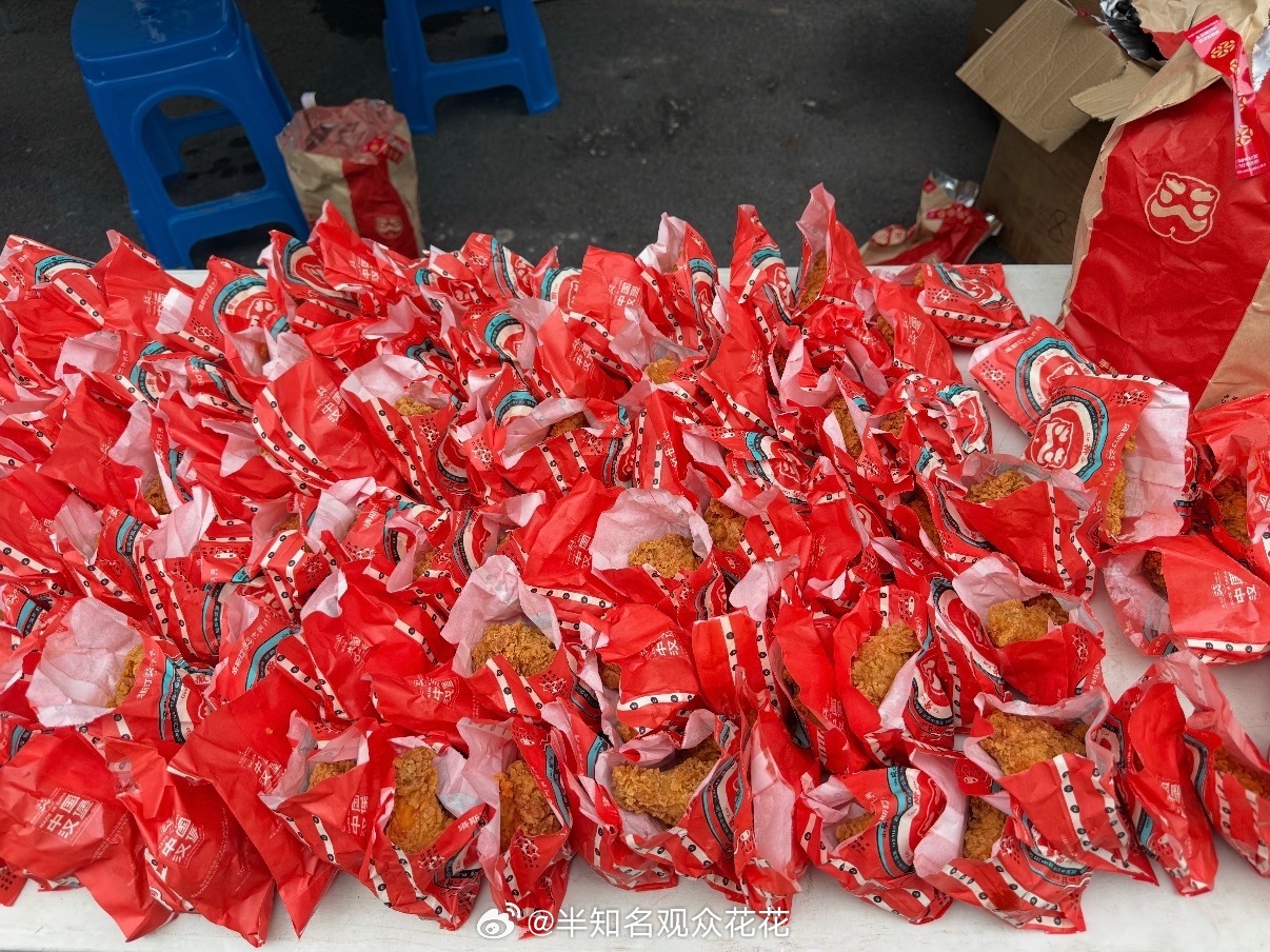 我们《中餐厅》三人组沈月翟潇闻请客尹浩宇剧组沈月翟潇闻请尹浩宇剧组吃饭