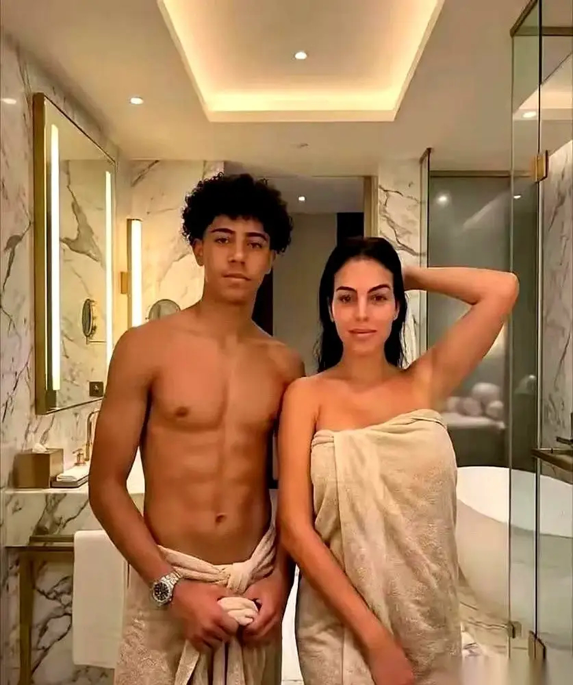 C罗未婚妻回应身材走形质疑乔治娜与C罗、儿子在马略卡岛度假晒照遭网友身材羞辱其实