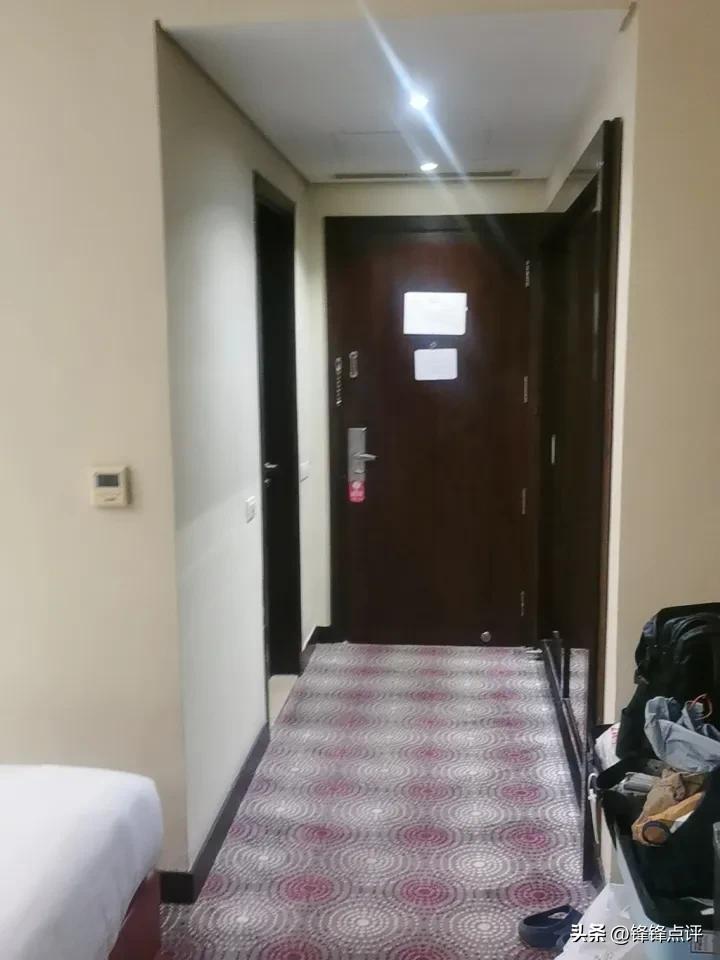 酒店叫珍宝运动酒店，楼下有游泳池，阳台上刚好能看见！早上七点到开罗，就没休息过，