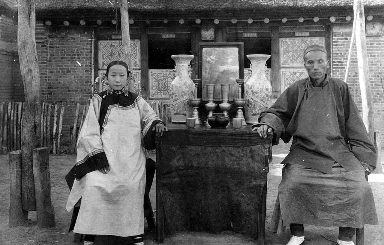 这张照片拍摄于1922年11月，从画面上可以看得出来，这对夫妻的生活非常富裕。