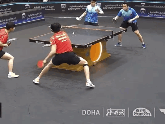 复盘混双比赛。和孙颖莎搭档的王楚钦在连续两次倒地爆冲后，反手回球出界。这样的打法