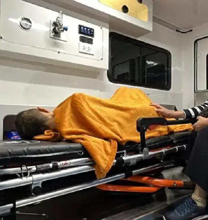 泰国65岁女子因脑癌死亡，家人准备将她火化时，女子突然睁眼，还微微动起来，见到这