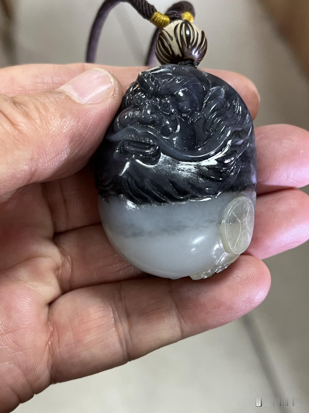 钟馗。三色料。67克和田玉籽料墨玉青花黑白分明。精工雕刻。底部带黄沁雕刻蝙蝠。肉