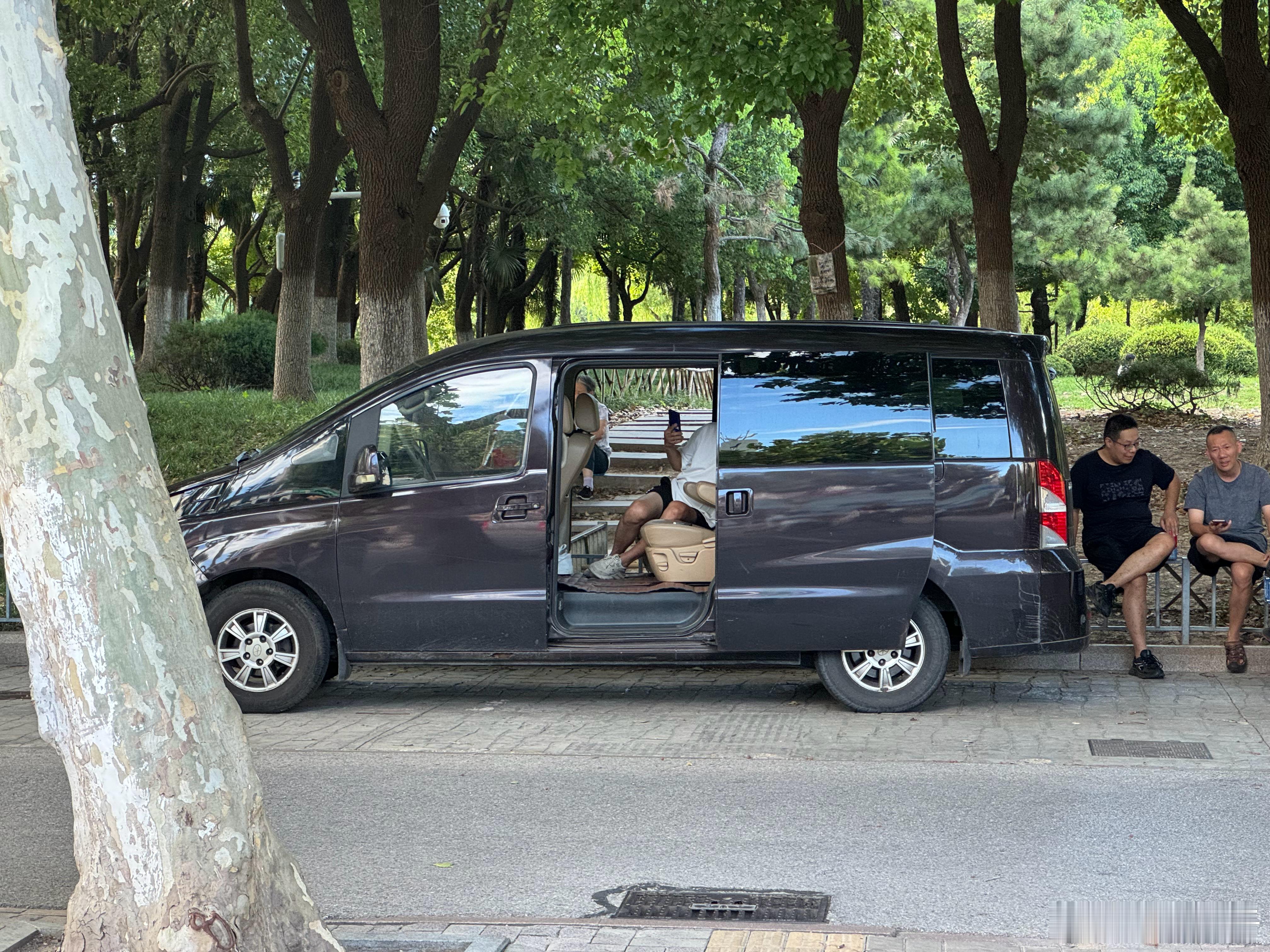 无论是几万的五菱，还是上百万的裤里难夏日燃油车的驻车表现是灾难级的出奇的一致[允