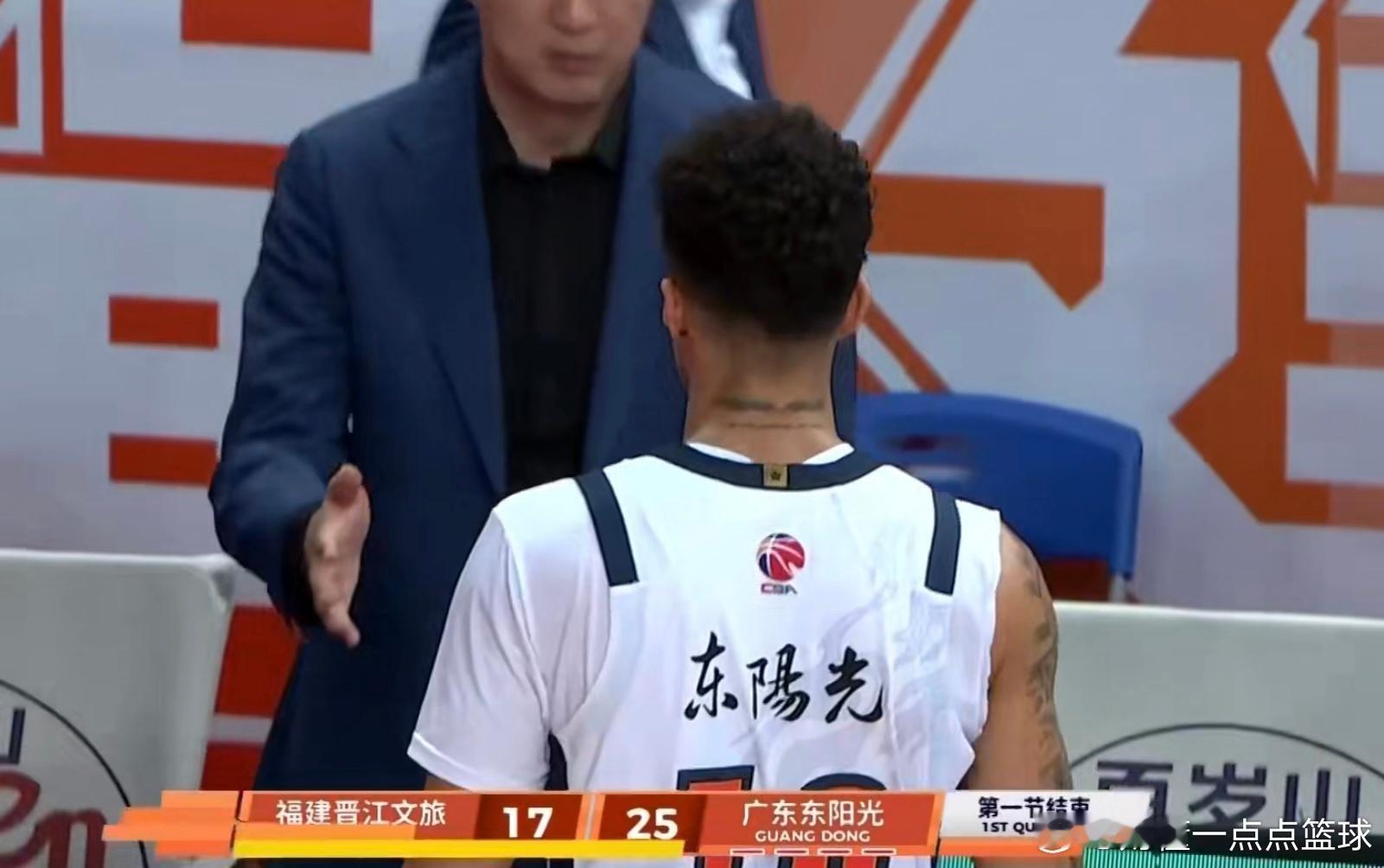 拉科塞维奇单节14分4板2助攻首节战罢，广东宏远25-17领先福建8分。拉科塞维