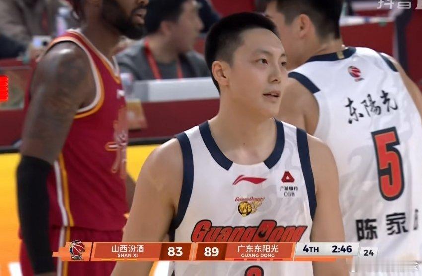 终于等到了！胡明轩侧翼三分命中破掉联防，队长也是长舒了一口气山西男篮vs广东男篮