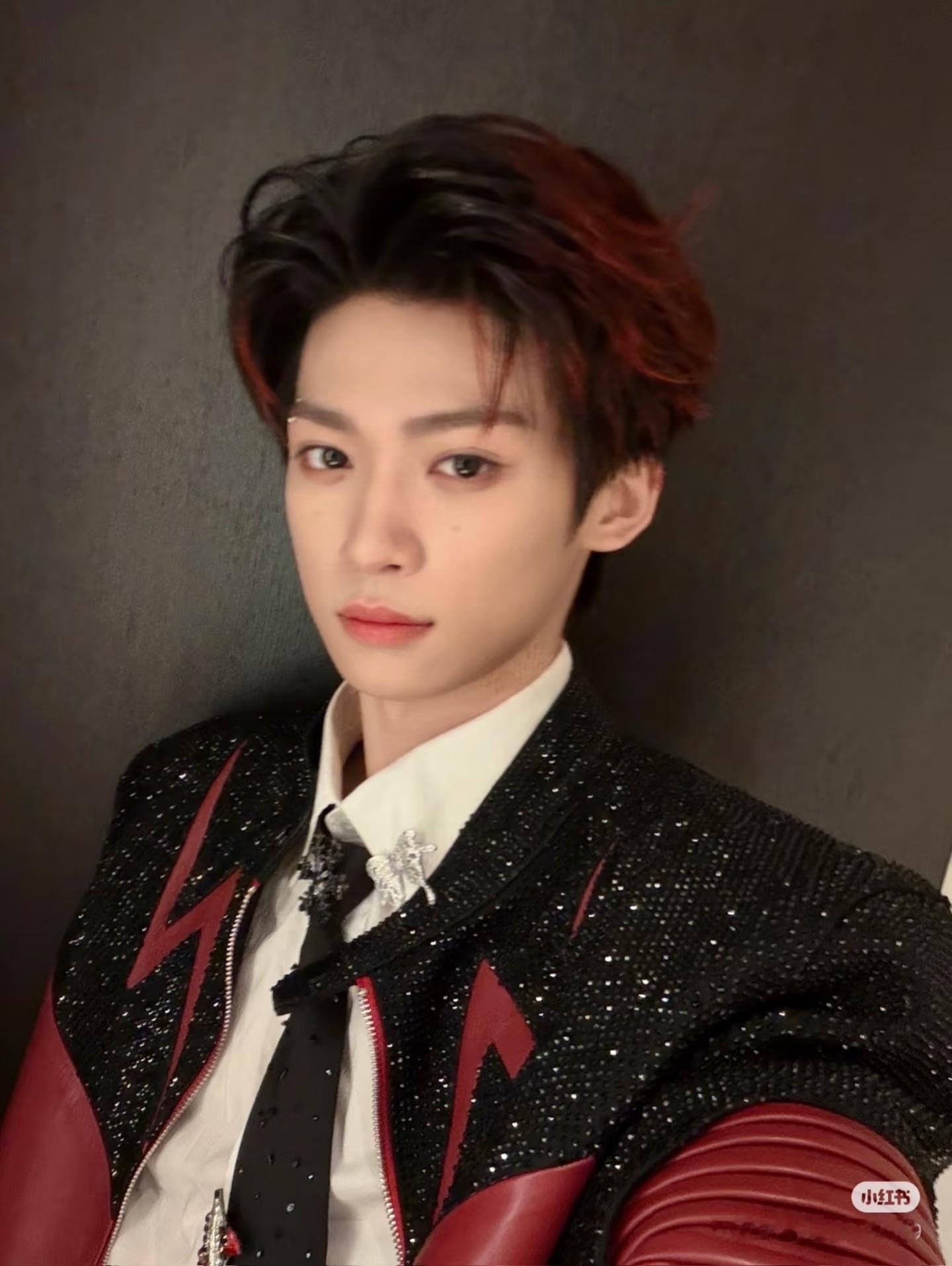 梓渝营业plogzy梓渝 "你是我无法写的野蛮玫瑰,也是我寻求一生也得不到的明月