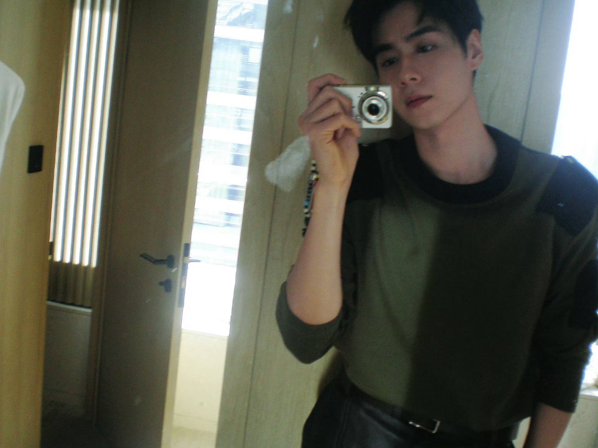 胡一天把闪光灯关了！晃的我眼都看不清帅哥了