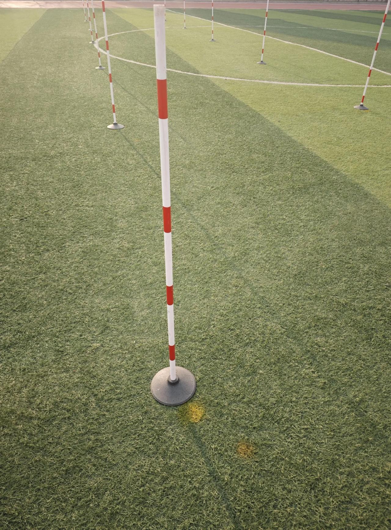 因为足球进入中考，所以，体育课的足球就变成了枯燥的绕杆练习！
因为篮球进入中考，