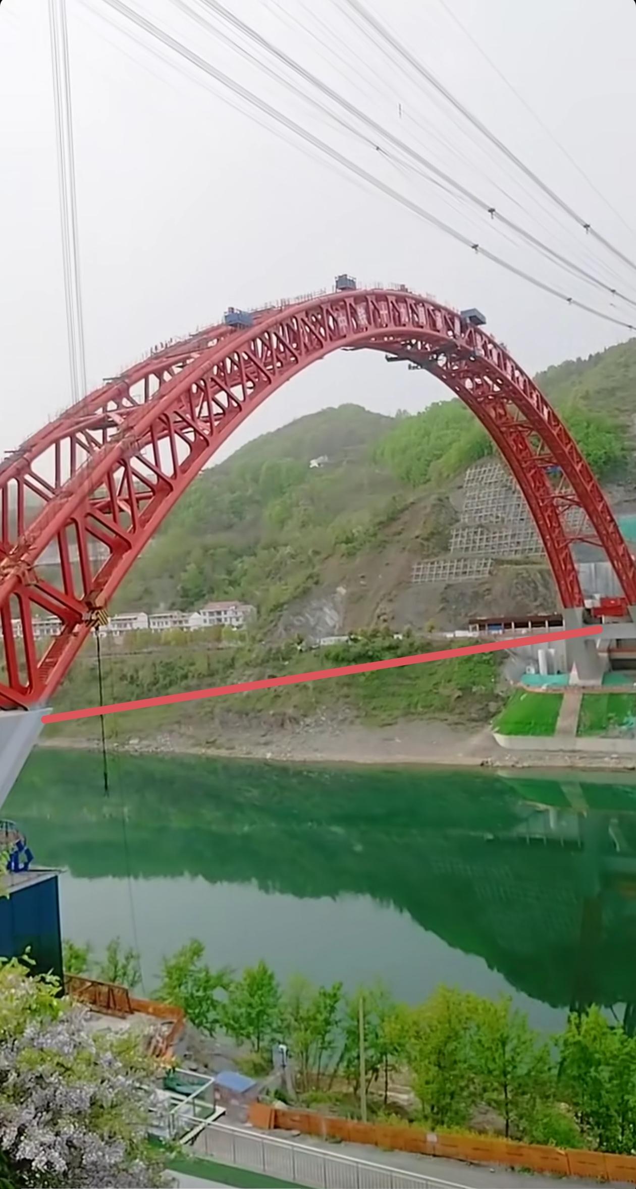 西渝高铁首座跨江钢拱桥修好后应该是这个样子吧？记得钢拱合拢已经很久了，怎么还没开