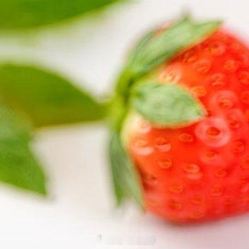 ‎种植草莓的种植方法：一、幼苗：种植草莓前宜选用健康无病、根系发达的优质幼苗，这