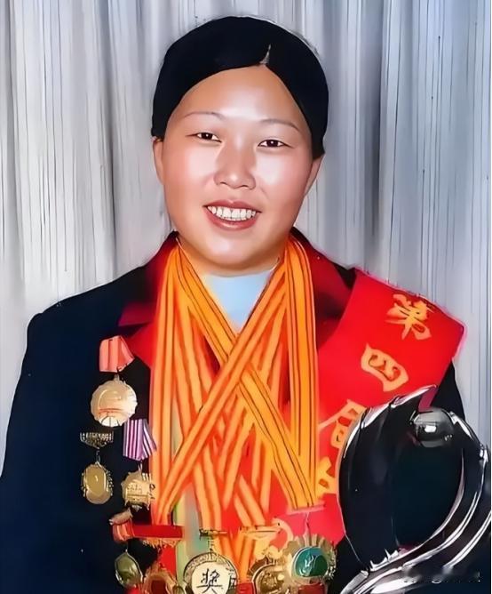 1985年，她父亲逼着19岁的她嫁给恩人的儿子，谁料，30年后，她的名字响彻世界