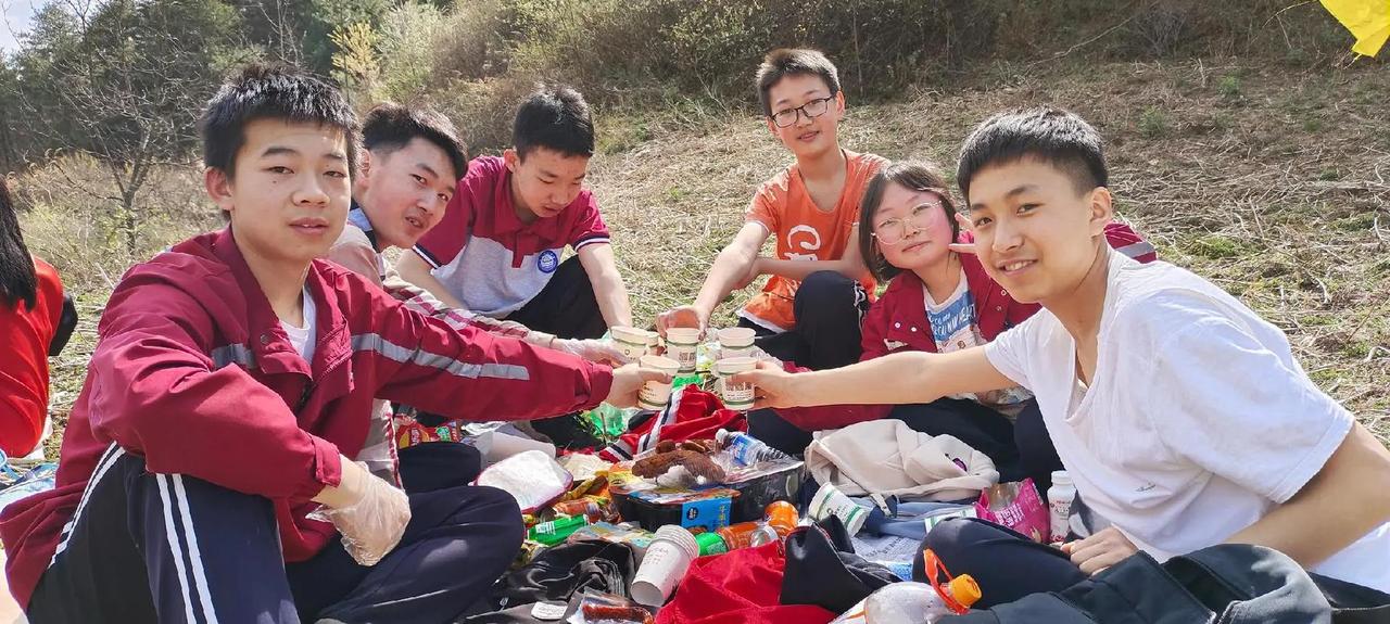 均衡编班后，班级生源层次多元，学习氛围更融洽，同学之间可以互帮互助、取长补短。不