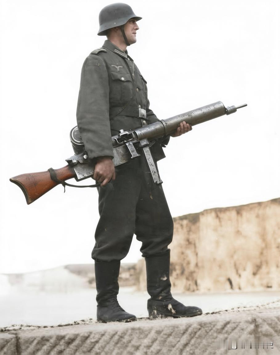 1943-1944年，法国迪耶普附近的“大西洋壁垒”，一名手持一战时期MG 08