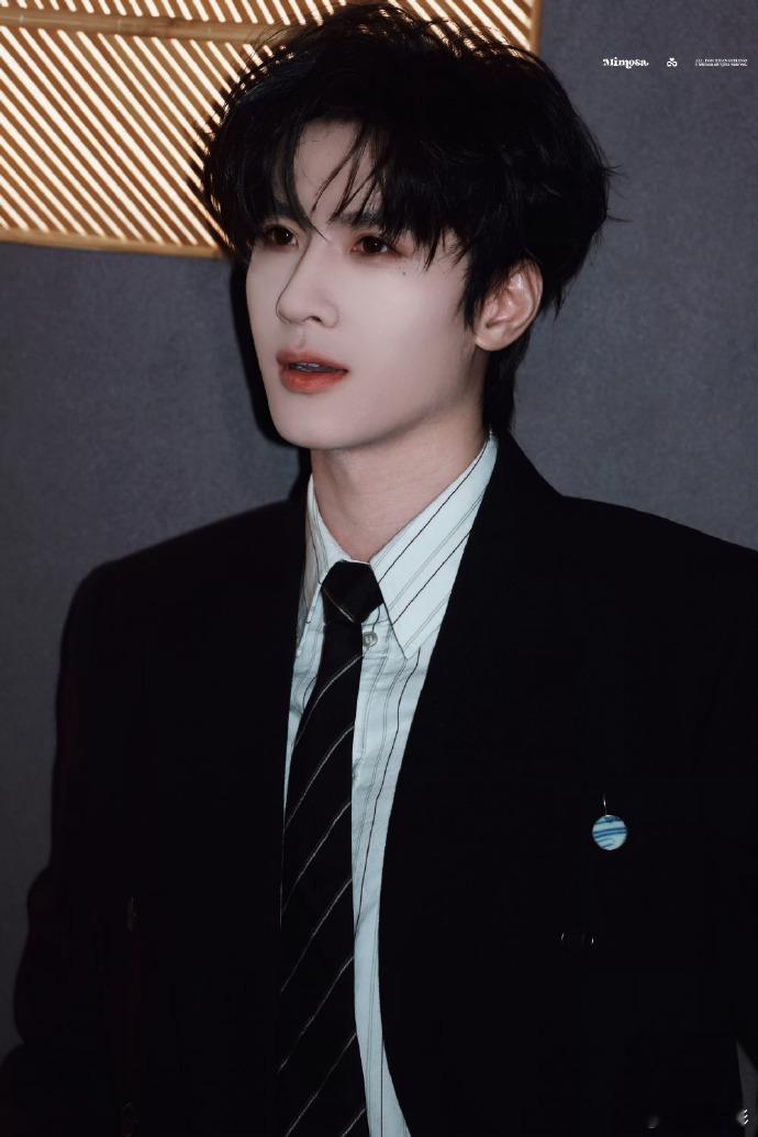 展轩西装暴徒  展轩西装暴徒吧，西装的look可真的是又帅气又很有质感的呀，这张