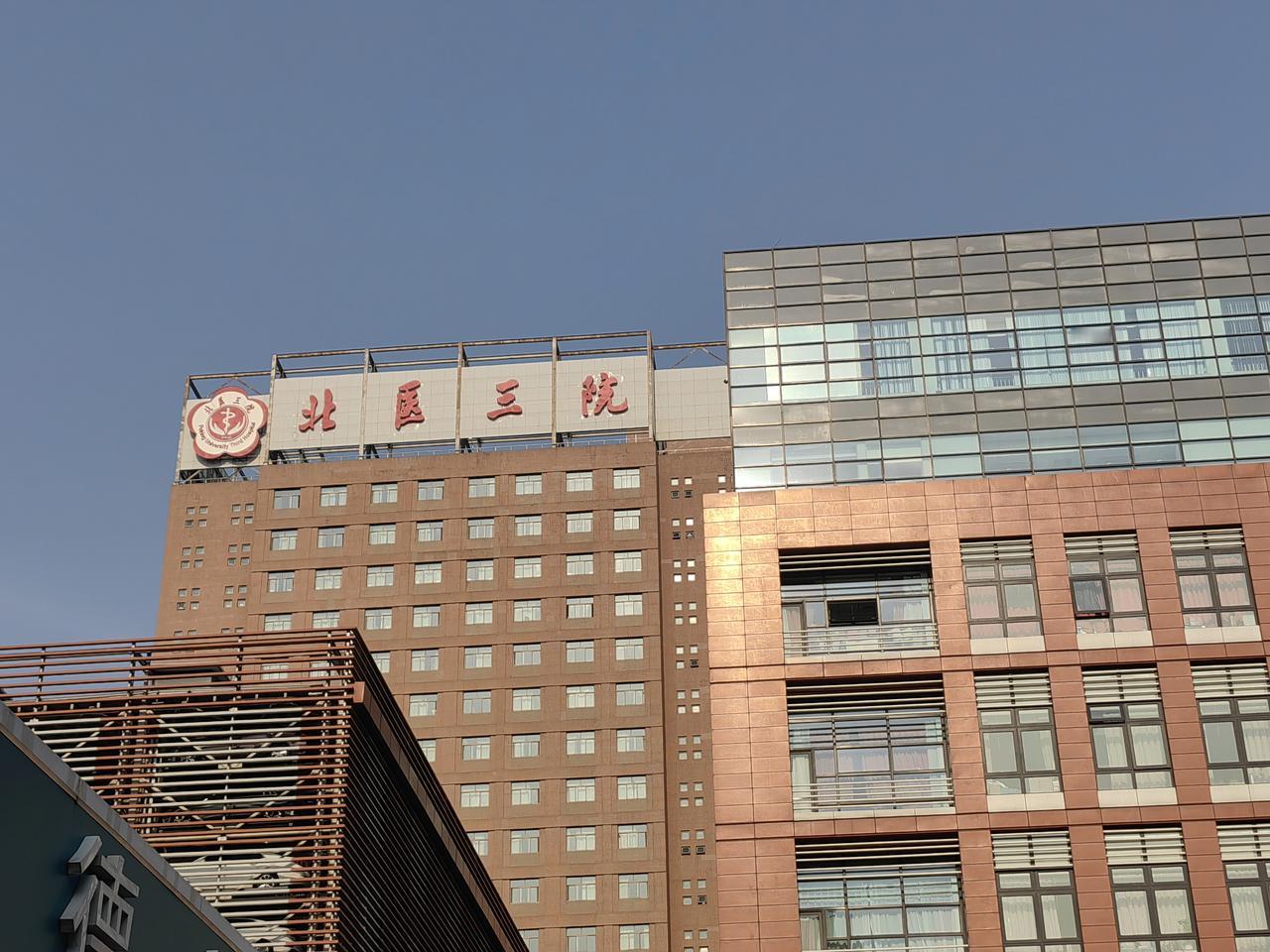 不到广州不知道有钱的人多，不到医院不知道看病的人多。
闺女花了100块钱，给我挂