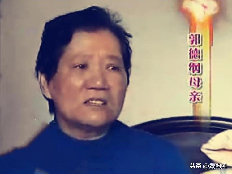 这是郭德纲母亲郭玉珍，五官端正，有一种自然美的感觉。她为人正直忠厚，性格豪爽，郭