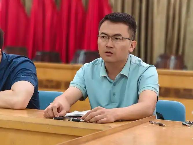 昨与一在乡镇工作20多年朋友聊天，他说好不容易调到县局，如今咋又被回炉了？

原