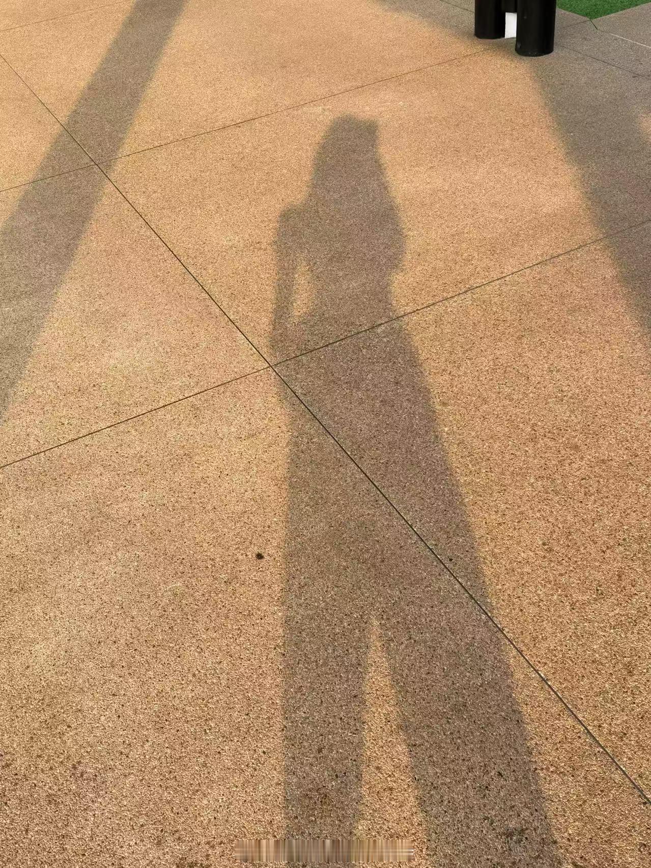 汪小敏[超话]  八月收官📸捕捉一份专属温柔光影。盛夏落幕，静待秋日新的惊喜与