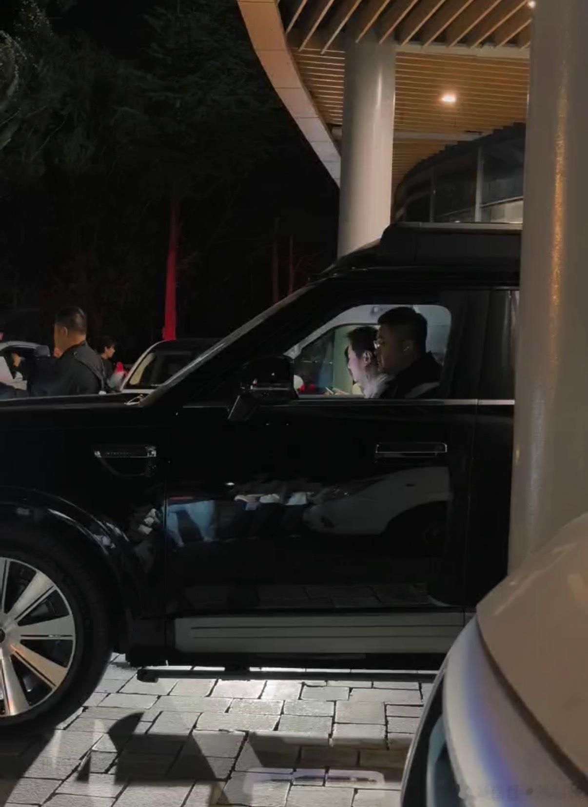 享界G9刷到沈腾出行路透，代步车居然是享界G9，看来腾哥日常出行早就认准这台车了